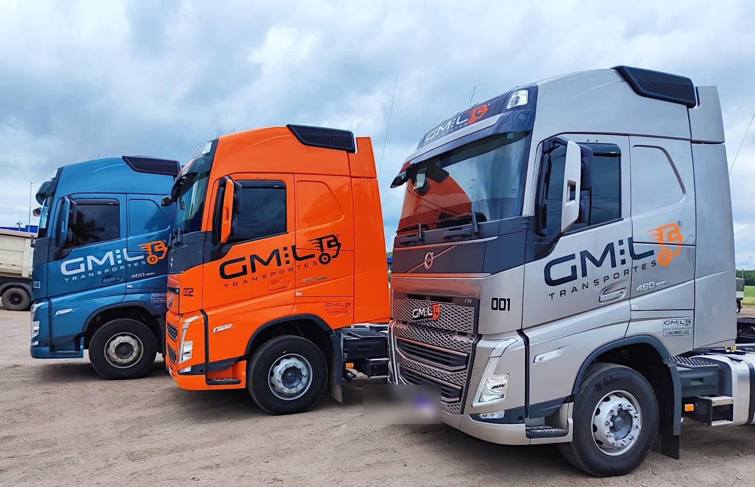Três cavalos Volvo da GMIL lado a lado, nas cores azul-petróleo, laranja e prata