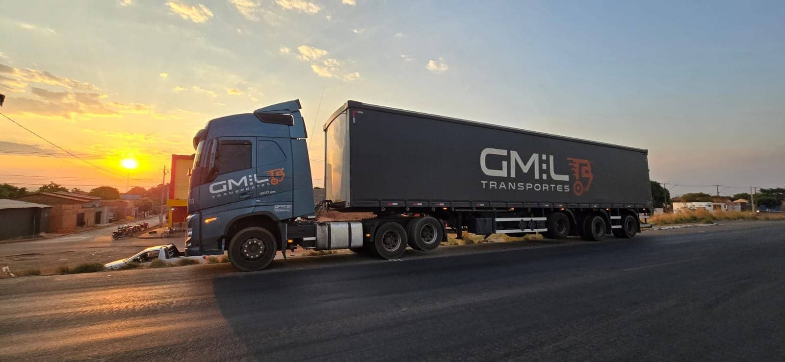 Conjunto sider da GMIL na estrada ao pôr do sol